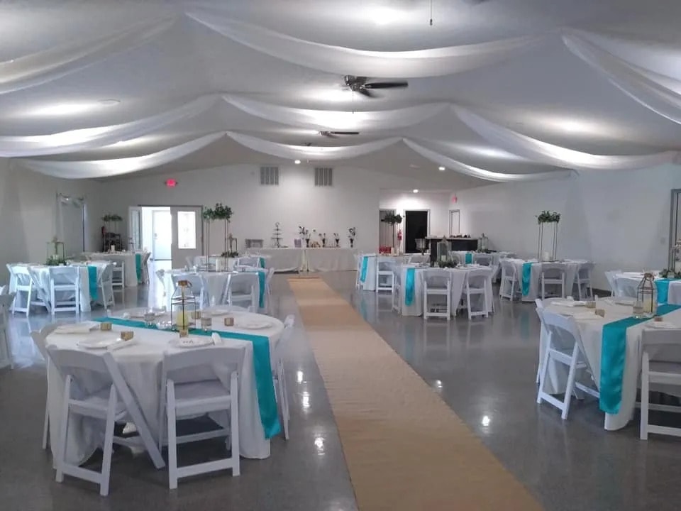 Reception with turquoise décor