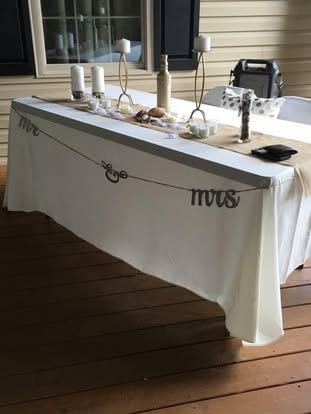 Mr & Mrs sweetheart table